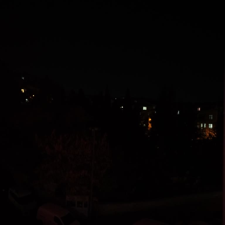 Gaziosmanpaşa'da 1 Aydır Yanmayan Aydınlatma Direği Güvenlik Riski Oluşturuyor