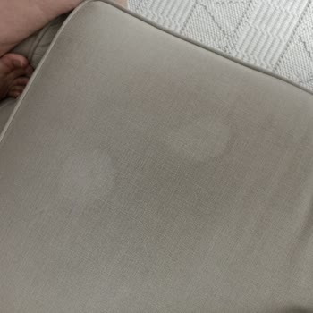 Leke Tutmaz Denilen Koltuk Kısa Sürede Lekelerle Doldu