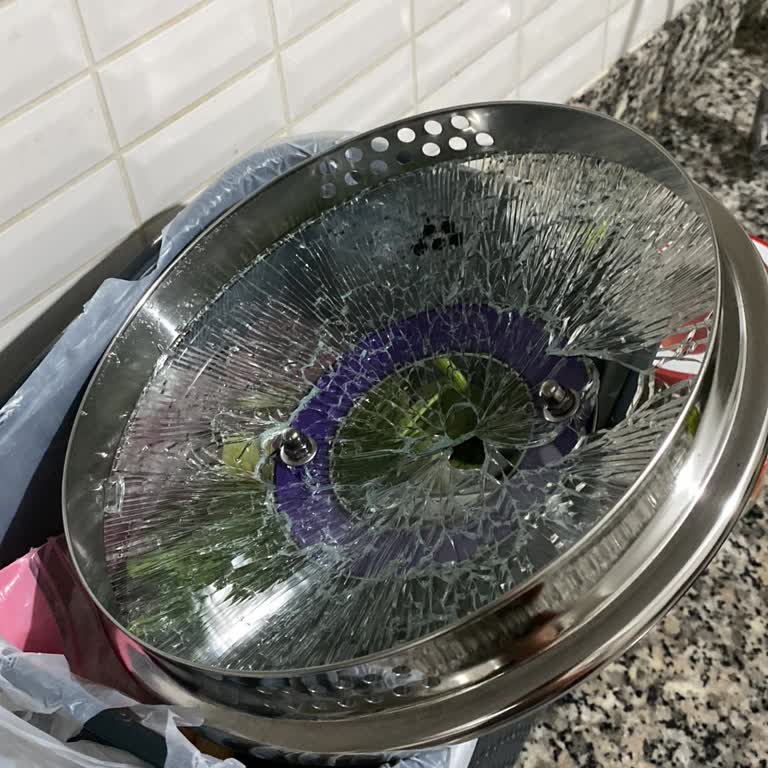 Korkmaz Tencere Kapağı Bulaşık Makinesinde Parçalandı, Cam Kırıkları Yayıldı