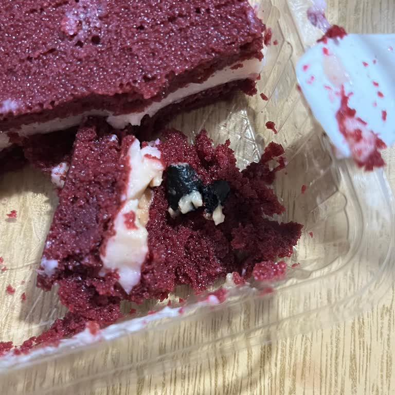 Aldığım Tatlının İçinden Yabancı Madde Çıktı!