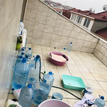 Komşunun Güvercinlere Yem Atması Nedeniyle Balkonlarımızı Kullanamıyoruz