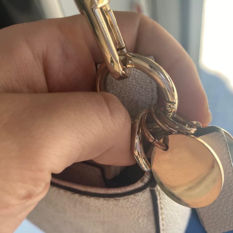 Guess Çantamın Metal Aksamında Kısa Sürede Renk Solması Yaşadım