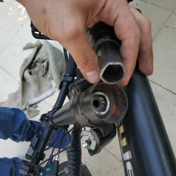 Elektrikli Bisikletin Direksiyon Ve Metal Parçaları Kısa Sürede Kırıldı