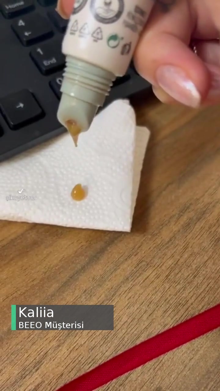 Beeo Propolisli Ham Ballı Dudak Koruyucu Aşırı Sıvılaşmış Ve Akıyor! videonun kapak resmi