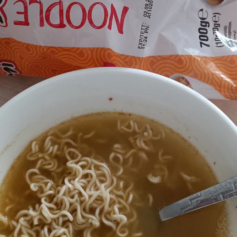 Dudomi Körili Noodle'da Beklenen Köri Tadı Yerine Yoğun Zerdeçal Lezzeti
