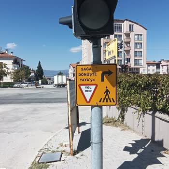 Burdur Emek Mahallesi'nde Çalışmayan Trafik Kameraları Yayaların Güvenliğini Tehdit Ediyor