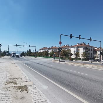 Burdur Emek Mahallesi'nde Çalışmayan Trafik Kameraları Yayaların Güvenliğini Tehdit Ediyor