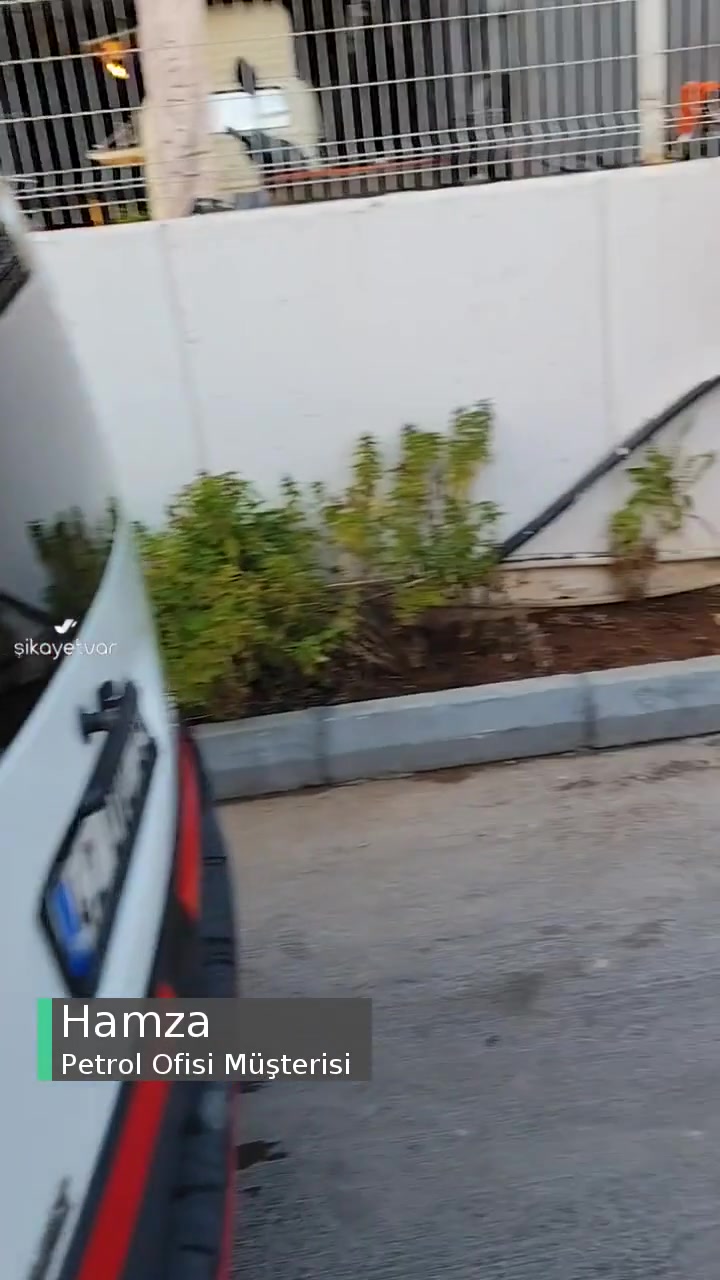 Petrol Ofisi Otomatik Araba Yıkama Makinesi Arka Silgiyi Kırdı videonun kapak resmi