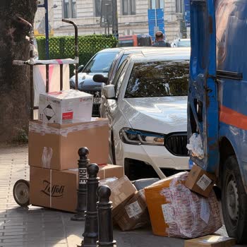 Kargo Paketlerinin Dikkatsizce Taşınması Güven Kaybına Yol Açıyor