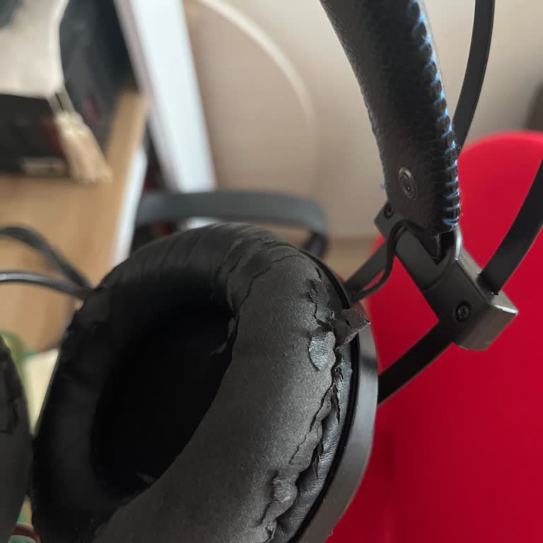 Kulaklık Pedlerinde Kısa Sürede Ciddi Soyulma Ve Deformasyon Yaşadım