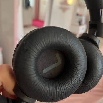 JBL Kulaklıkta Kafa Ve Kulak Pedi Soyulma Sorunu Kullanımı Engelliyor