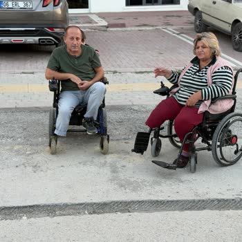 Asfalt Çukuru Engelli Ve Çocuklar İçin Tehlike Oluşturuyor Çözüm Bekleniyor