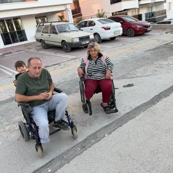 Asfalt Çukuru Engelli Ve Çocuklar İçin Tehlike Oluşturuyor Çözüm Bekleniyor