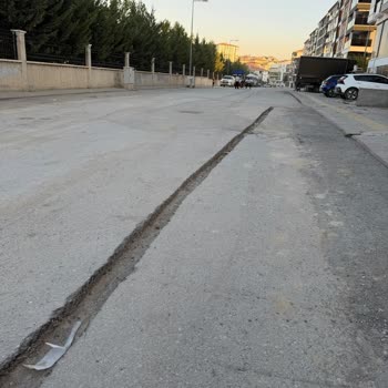 Asfalt Çukuru Engelli Ve Çocuklar İçin Tehlike Oluşturuyor Çözüm Bekleniyor