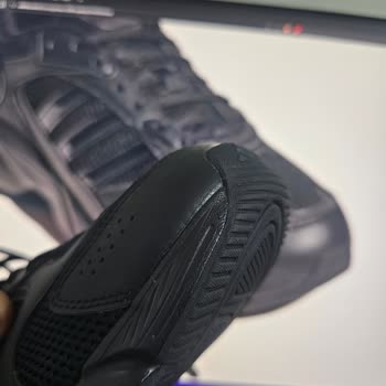 Aldığım Ayakkabıda Kalite Sorunu Ve Yapışkan İzleri: İade Sürecinin Hızlı Tamamlanmasını Bekliyorum