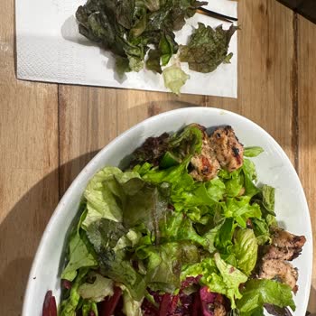 Bozuk Salata Ve İlgisiz Hizmet Nedeniyle Büyük Hayal Kırıklığı Yaşadım