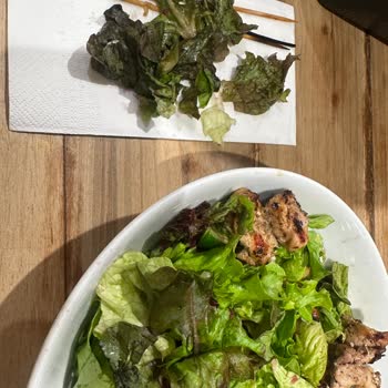 Bozuk Salata Ve İlgisiz Hizmet Nedeniyle Büyük Hayal Kırıklığı Yaşadım