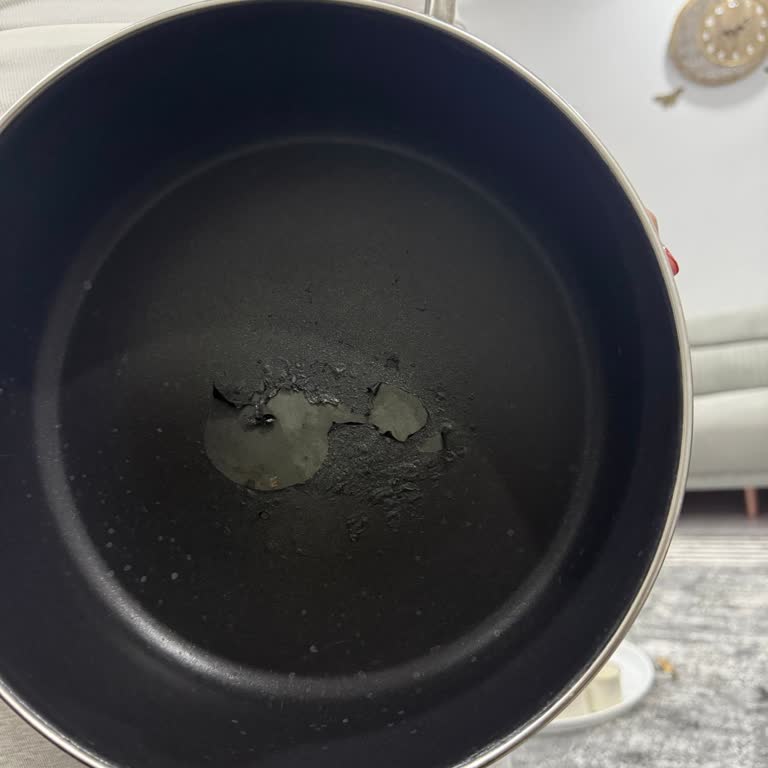 Kısa Sürede Soyulan Granit Tencere Seti Ve İlgisiz Mağaza