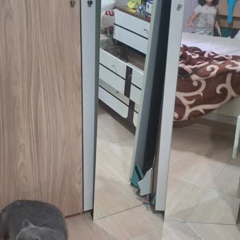 Gardırop Aynası Aniden Düştü Diğer Aynada Da Tehlike Var