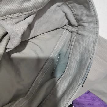 Fabrika Pantolonun Logosu Yıkamada Pantolonu Yeşile Boyadı