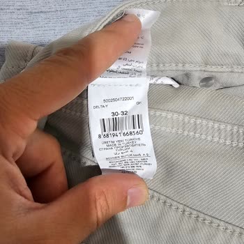 Fabrika Pantolonun Logosu Yıkamada Pantolonu Yeşile Boyadı