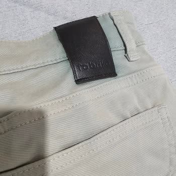 Fabrika Pantolonun Logosu Yıkamada Pantolonu Yeşile Boyadı