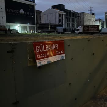 Bağcılar Gülbahar Caddesinde Sabahları Karanlıkta Yürümek Zorunda Kalıyorum