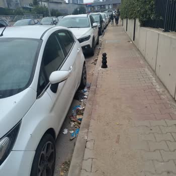Sokakta Süregelen Temizlik Sorunu Okul ve Metro Girişini Olumsuz Etkiliyor