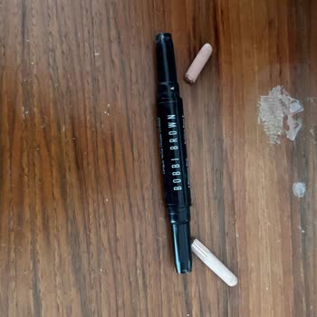 Sombra en barra Bobbi Brown rota, baja calidad, solicito devolución