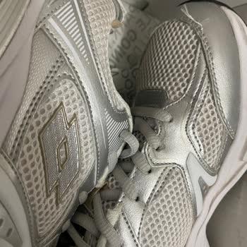 Zapatillas Lotto defectuosas y cambio rechazado en tienda