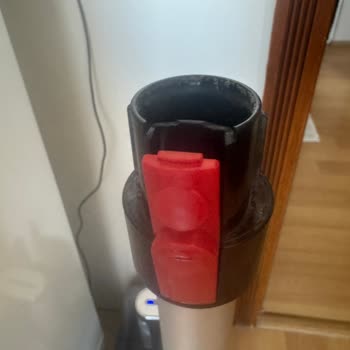 Arnica Solara Süpürgenin Sapındaki Kırmızı Parça Kolayca Kırıldı