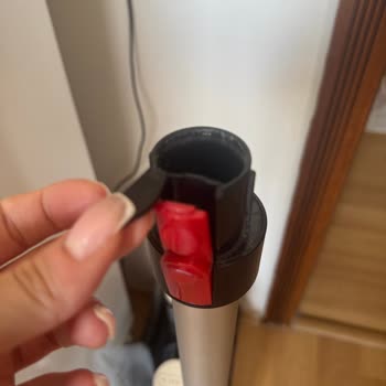 Arnica Solara Süpürgenin Sapındaki Kırmızı Parça Kolayca Kırıldı