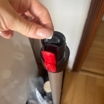 Arnica Solara Süpürgenin Sapındaki Kırmızı Parça Kolayca Kırıldı