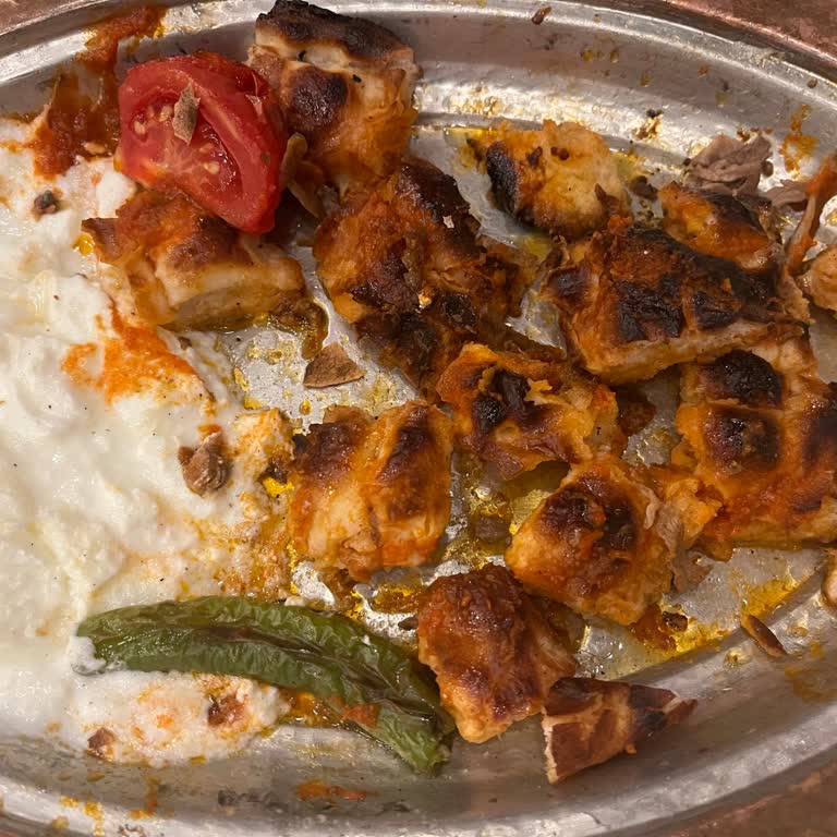 Yavaş Servis, İlgisiz Garsonlar Ve Yanmış Yemek Deneyimi Hayal Kırıklığı Yarattı