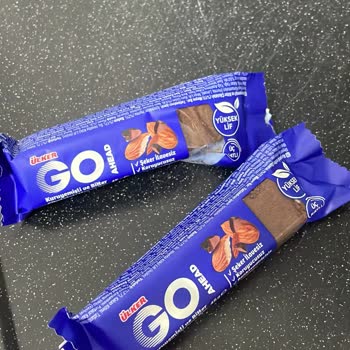 Son Kullanma Tarihi Geçmemiş Çikolatada Küf Ve İlgisiz Mağaza Personeli