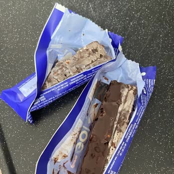 Son Kullanma Tarihi Geçmemiş Çikolatada Küf Ve İlgisiz Mağaza Personeli