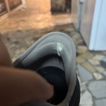 Kısa Sürede Yırtılan Skechers Ayakkabı İçin Değişim Talebi