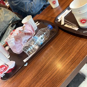 Simit Sarayı Pendik Şubesinde Hijyen Eksikliği Ve İlgisiz Personel