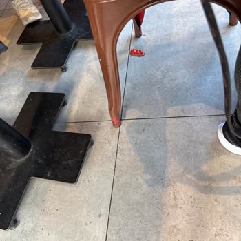 Simit Sarayı Pendik Şubesinde Hijyen Eksikliği Ve İlgisiz Personel