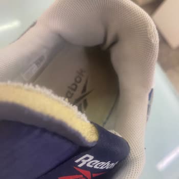 FLO Ayakkabı Reebok Ayakkabıda Sünger Toplanması
