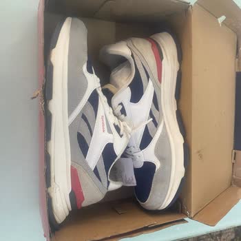 FLO Ayakkabı Reebok Ayakkabıda Sünger Toplanması