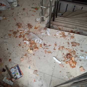 Marketin Dışarıda Teşhir Ettiği Ürünler Bina Önünde Sürekli Temizlik Sorununa Yol Açıyor