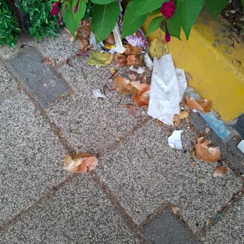 Marketin Dışarıda Teşhir Ettiği Ürünler Bina Önünde Sürekli Temizlik Sorununa Yol Açıyor