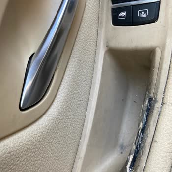 BMW 418i Coupe İç Kapı Kollarında Erime Ve Kullanım Zorluğu Sorunu