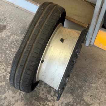 Yeni Alınan Lastik Yolda Parçalandı, Garanti Ve Güvenlik Endişesi