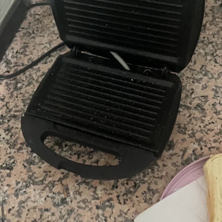 Sinbo Tost Makinesi Ekmeği Yakıyor Tost Yapmıyor Param Boşa Gitti