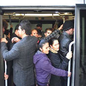 Engelli Yolcular İçin Metrobüslerde Sürekli Yoğunluk Ve Boş Araç Eksikliği