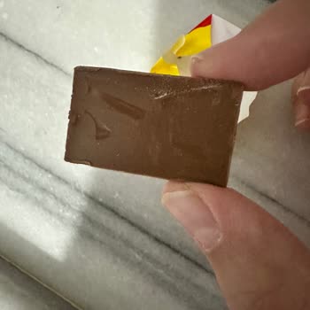 Aldığım Çikolatada Kurt Ve Böcek Çıkması Nedeniyle Sağlık Riski Yaşadım