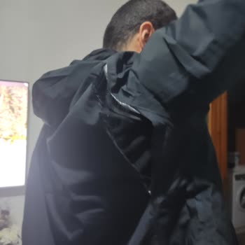 Reebok Kusurlu Yağmurluk Ve Yetersiz Müşteri Hizmeti Deneyimi!