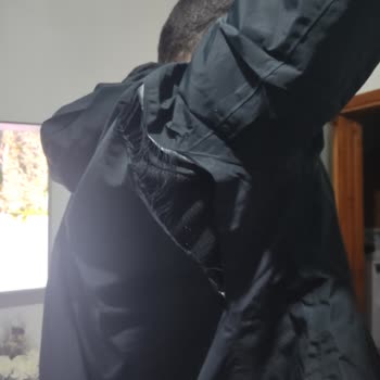 Reebok Kusurlu Yağmurluk Ve Yetersiz Müşteri Hizmeti Deneyimi!